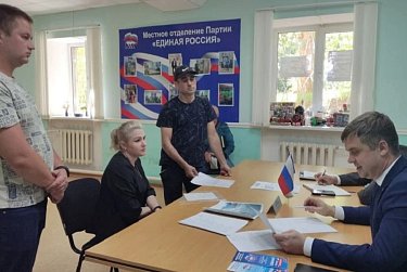 Валентин Купинов провел прием граждан в Медногорске